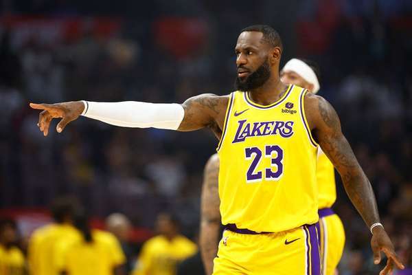 NBA重磅！詹姆斯確認離開湖人 官方深情告別"永遠是家人" 聯手庫里概率激增